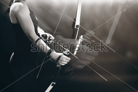 Картина Спортсменка тренируется в стрельбе из лука 