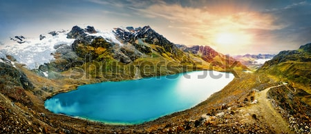Постер Фантастический пейзаж с голубой лагуной на вершине заснеженных Анд (Перу)  