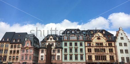 Картина Красивые домики Старого города в Майнце на фоне облачного неба  