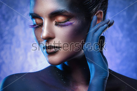 Картина маслом Портрет красивой девушки с декоративным макияжем боди-арт в оттенках голубого цвета 