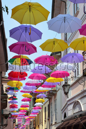 Картина Улица с разноцветными зонтиками 