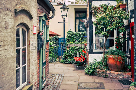 Картина Красивая тихая улочка с двориком в Старом городе Бремена 