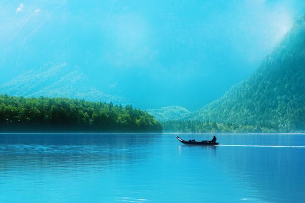 Постер Лодка в озере на фоне гор  