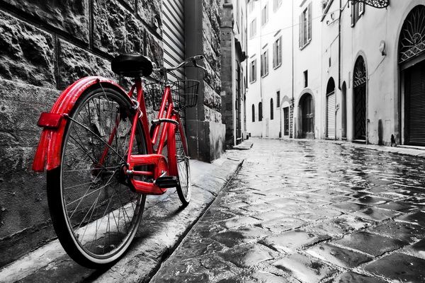 Постер Красный велосипед на европейской улочке  