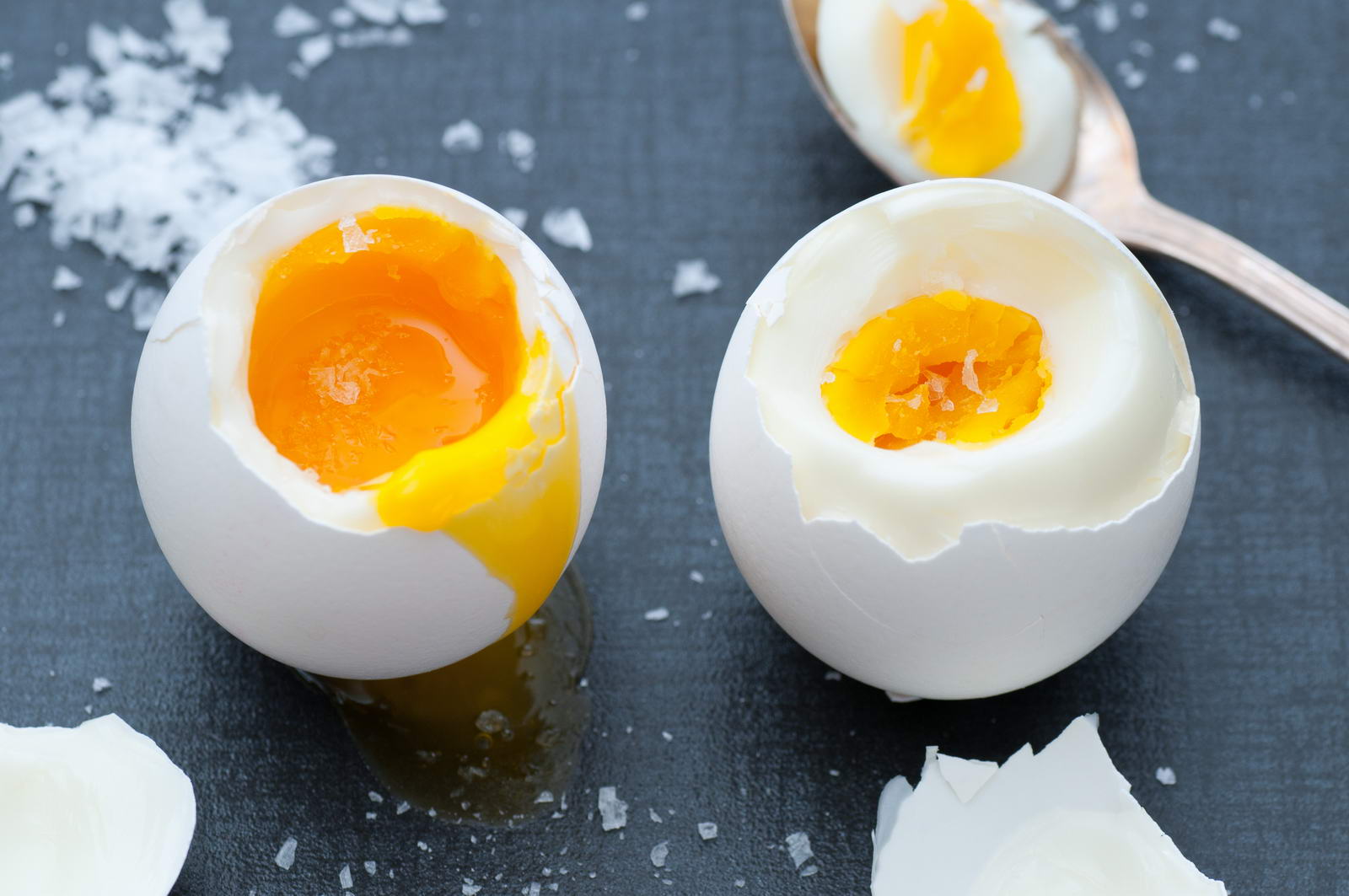 Яйцо трубочка. Яйца всмятку в мешочек и вкрутую. Яйцо вареное всмятку. Яйцо всмятку яйца вкрутую. Яйца всмятку в кипящую.