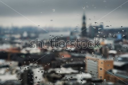 Картина Взгляд на Гамбург через окно с каплями дождя на стекле 