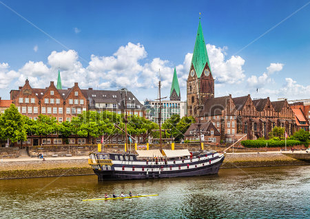Картина Красивая набережная реки Везер со старым парусным судном в исторический центре Бремена 