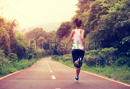 Постер Девушка бежит по лесной тропе 