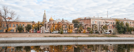 Картина Осенний городской пейзаж с видом на набережную Астрахани со старыми домами и храмом 