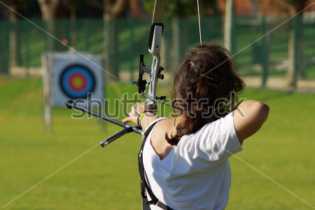Картина Стрельба из лука - девушка лучница целится в мишень 