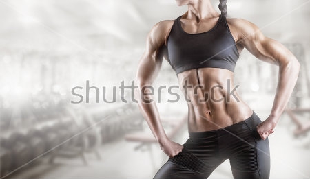 Картина Девушка бодибилдер демонстрирует красивые накачанные мышцы 