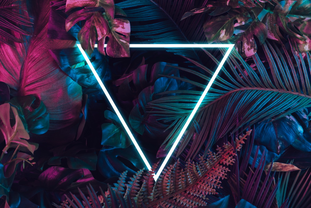 Постер Неоновый треугольник на фоне листьев 