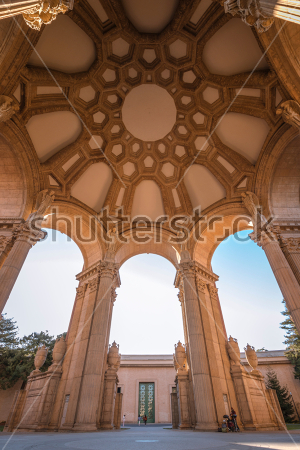 Постер Геометрия в архитектуре - арки, колонны и своды купола дворца изящных искусств в Сан-Франциско  