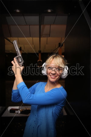 Картина Счастливая девушка с пистолетом в тире 