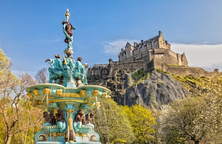 Постер Фонтан Росса и Эдинбургский замок на холме в Эдинбурге (Шотландия)  
