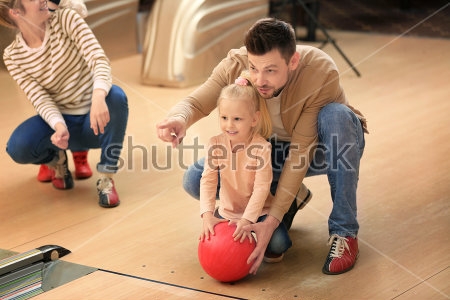 Картина Семья весело проводит время за игрой в боулинг 
