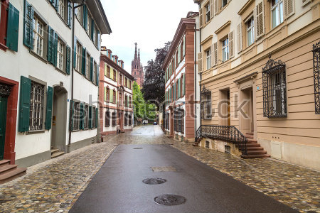 Картина Красивая уютная улица в Старом городе Базеля с видом на шпили собора вдали 