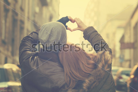 Картина маслом Влюблённые на улице показывают сердечко 