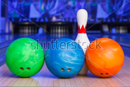 Картина Яркая композиция из разноцветных шаров для боулинга и кегли на дорожке 